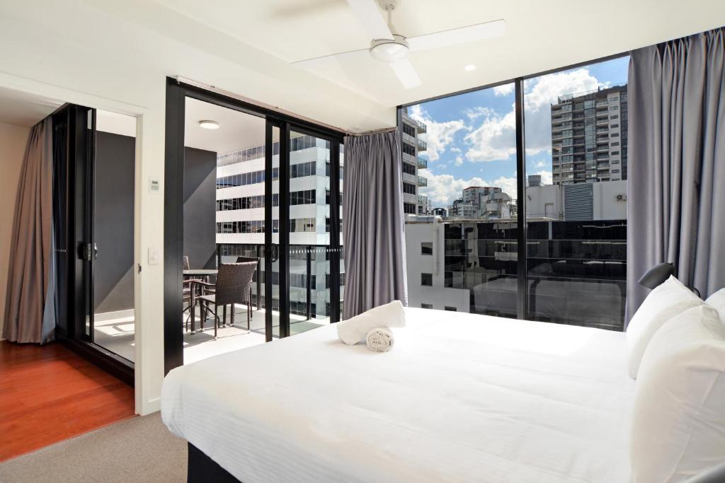 Contemporary-designed apartments with floor-to-ceiling windows, balcony/terrace, fully equipped kitchen, and walk-in shower. Amenities include outdoor pool, steam room, fitness center. No restaurant/breakfast, housekeeping after 7 days. Late checkout at 2 pm. Ideal for long stays or family travel. it is one of best hotels Brisbane