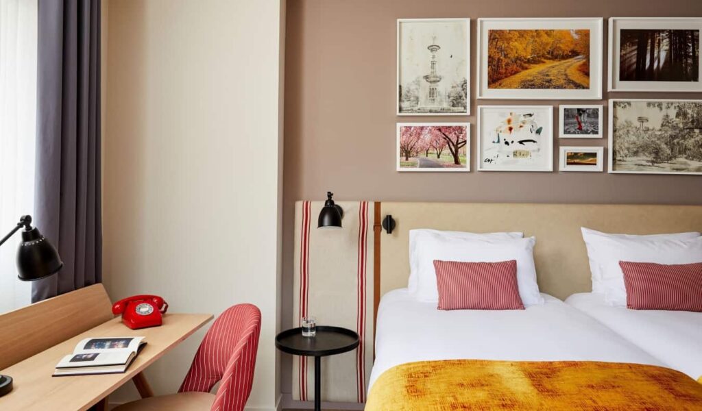 Hotel room with two beds and a desk at Hotel Indigo Madrid–Princesa.