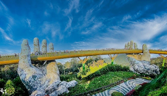 Đà Nẵng – Beaches and the Golden Bridge